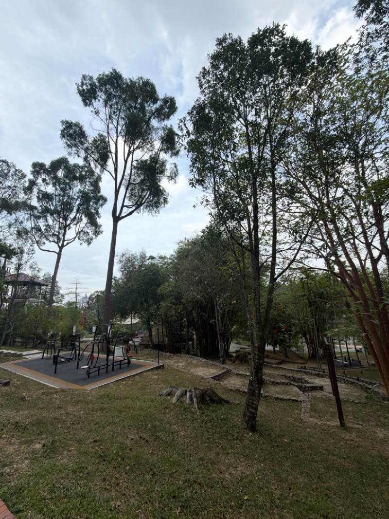 walking near me in Taman Merdeka in winter