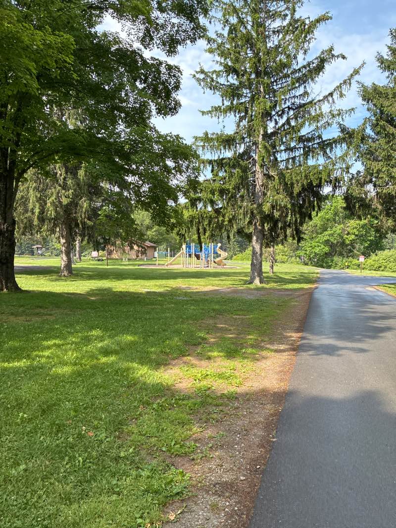 walking near me in Hills Creek State Park in summer