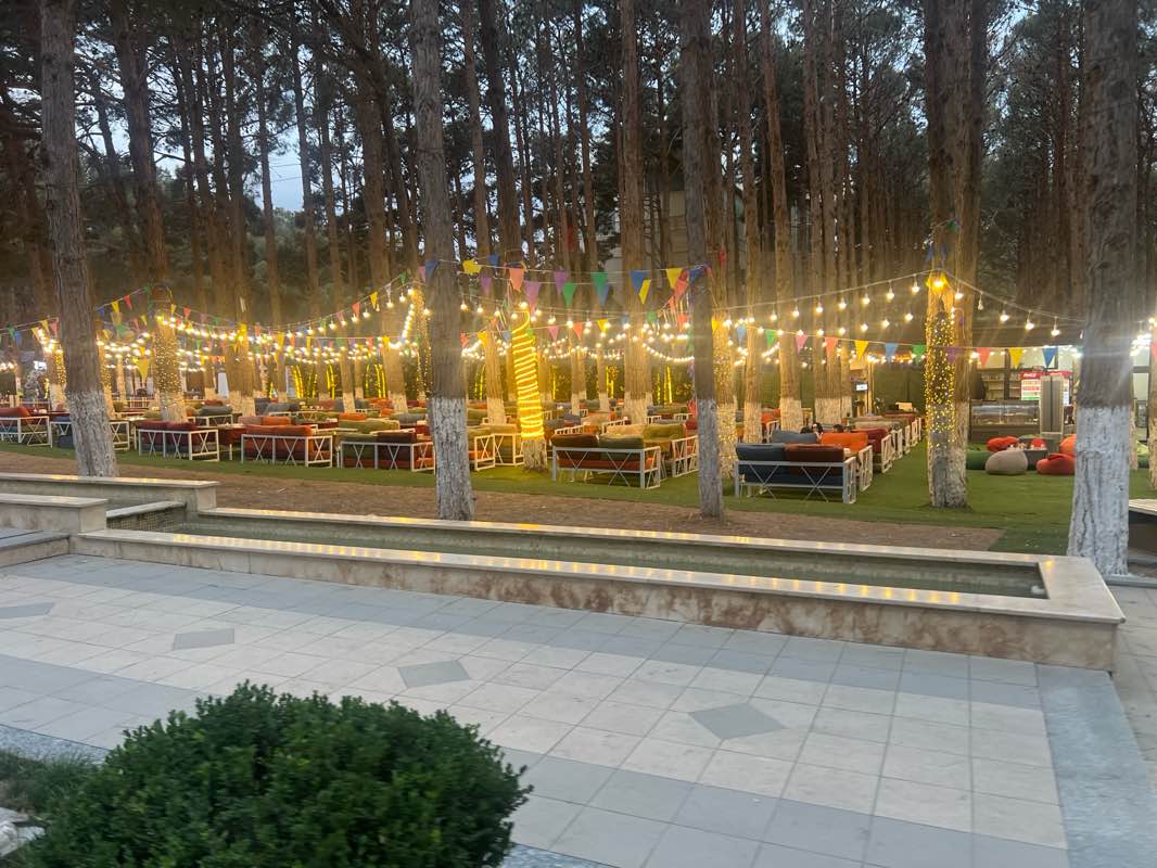 walking near me in Heydər Əliev parkı, Xırdalan in winter