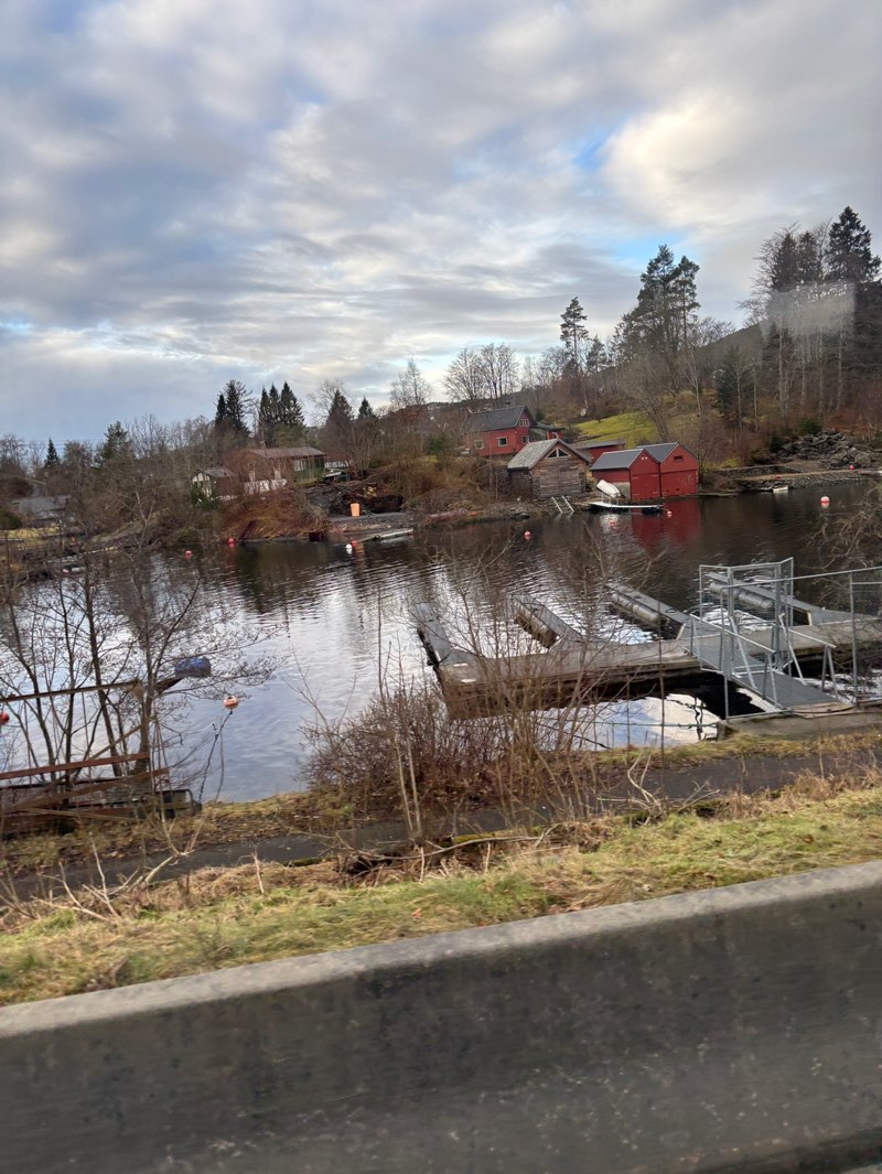 walking near me in Solheimsvatnet in winter