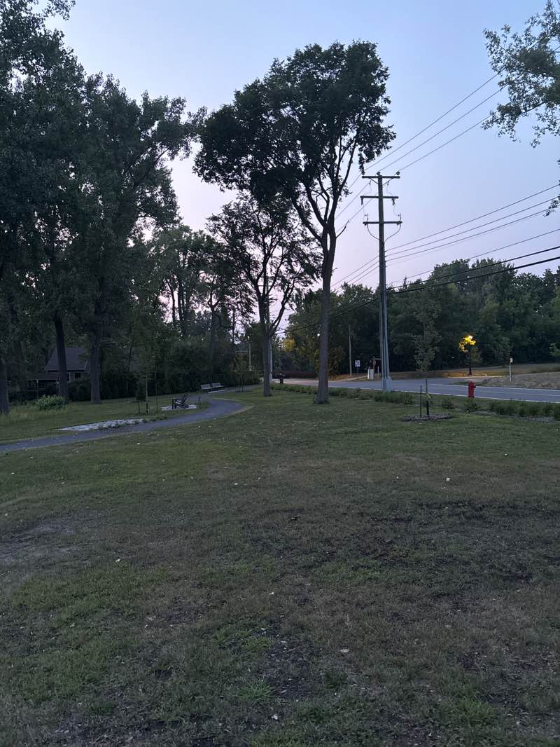 walking near me in Parc du Souvenir in autumn