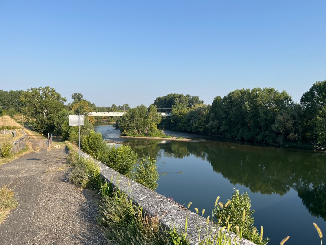 walking near me in Jardin des Droits de l'Homme in autumn
