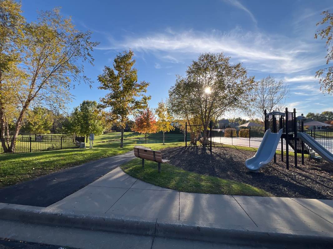 walking near me in Four Lakes Park in autumn