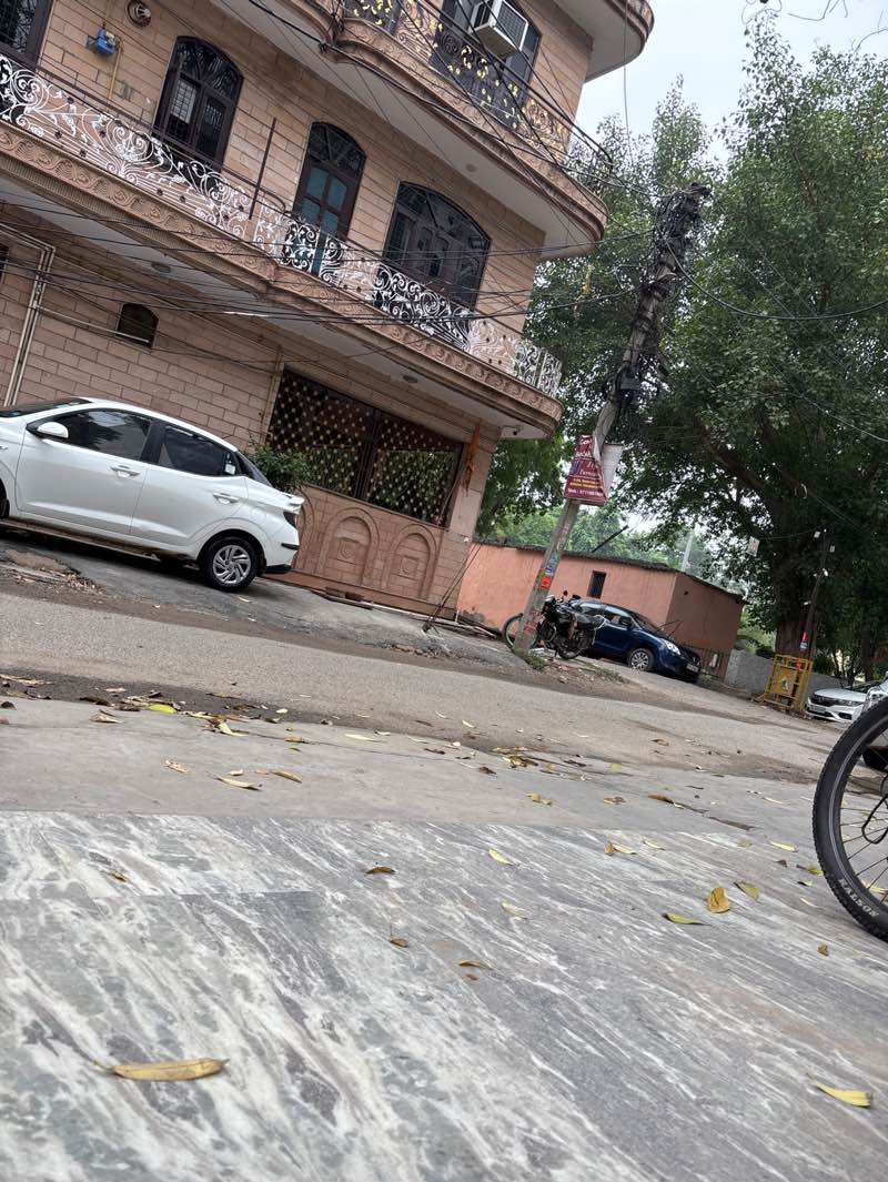 walking near me in Mahavir Park in summer