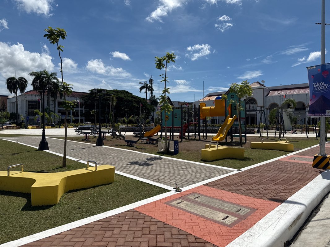 walking near me in Peñaranda Park in summer