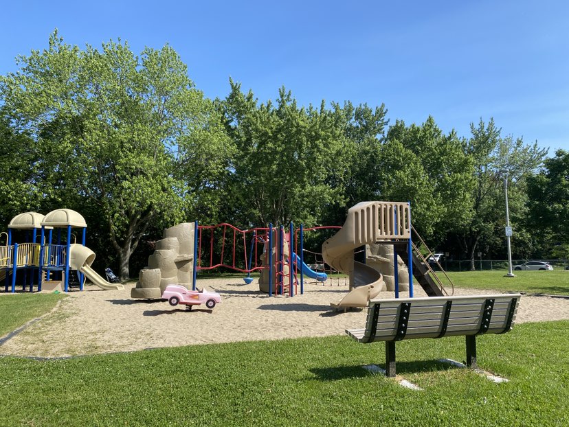 walking near me in Parc Fairview in summer