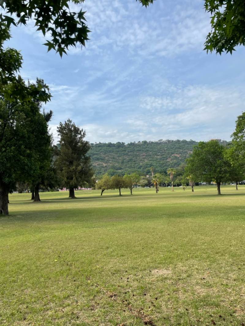 walking near me in Rietondale Park in summer