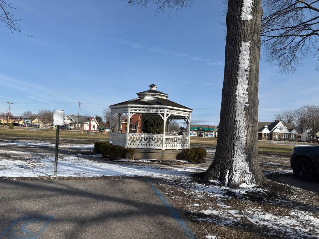walking near me in Tomlinson Park in winter