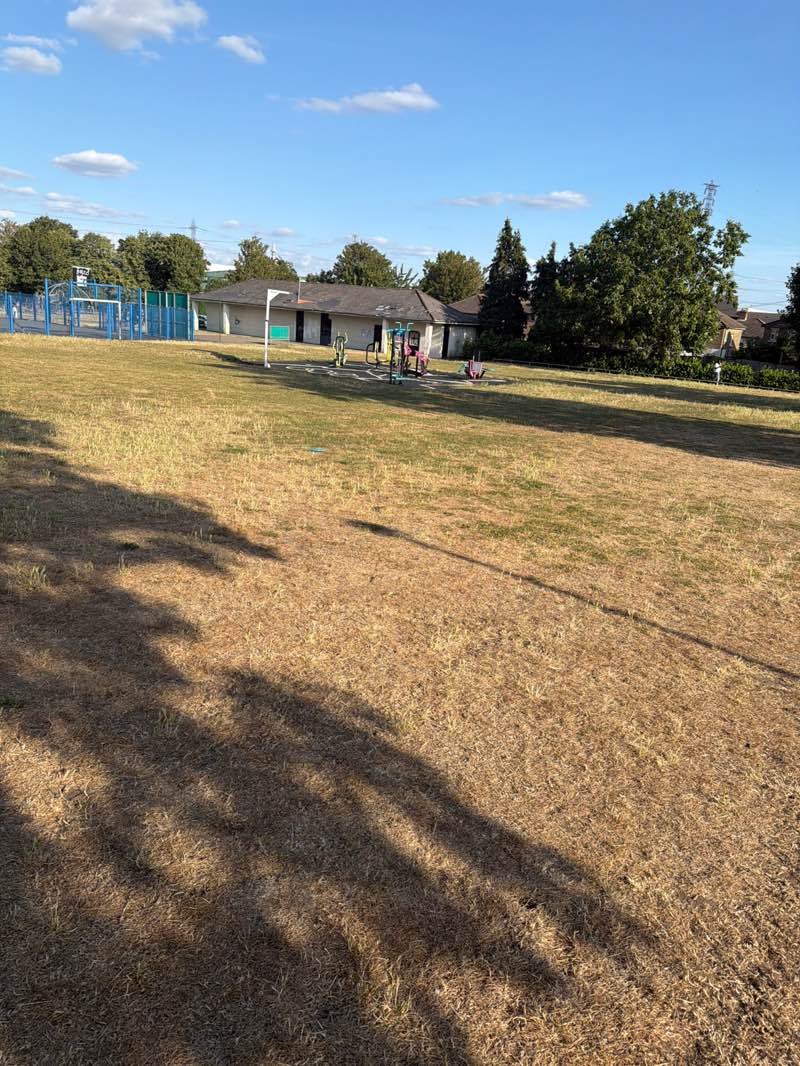 walking near me in West Thurrock Memorial Gardens in summer