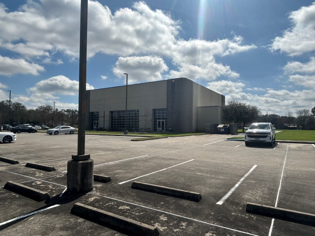 walking near me in Angleton Recreation Center in winter