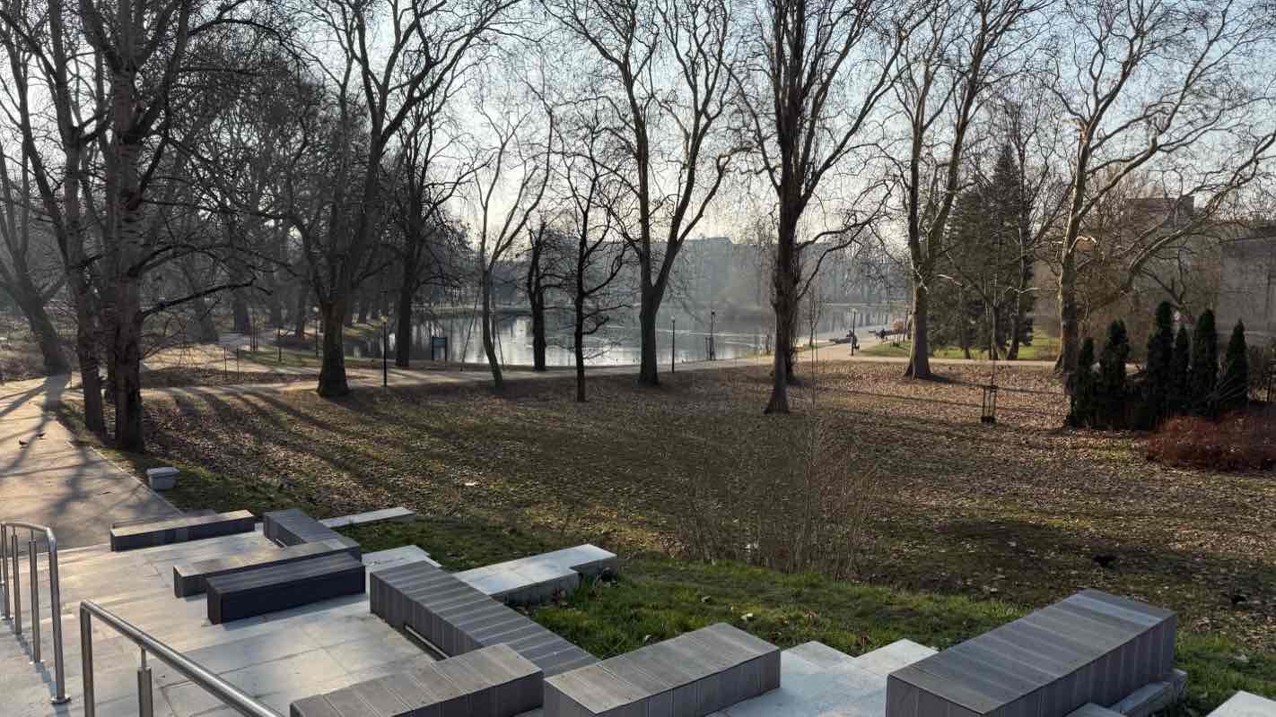 walking near me in Park Wiosny Ludów in spring