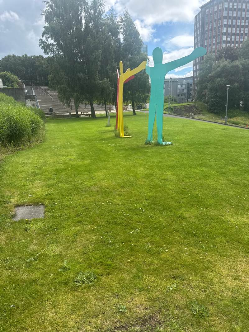 walking near me in Rottenrow Gardens in summer