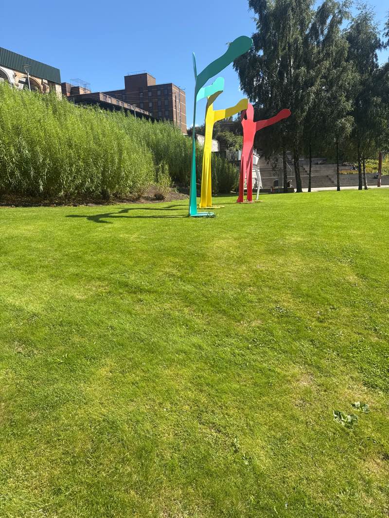 walking near me in Rottenrow Gardens in summer