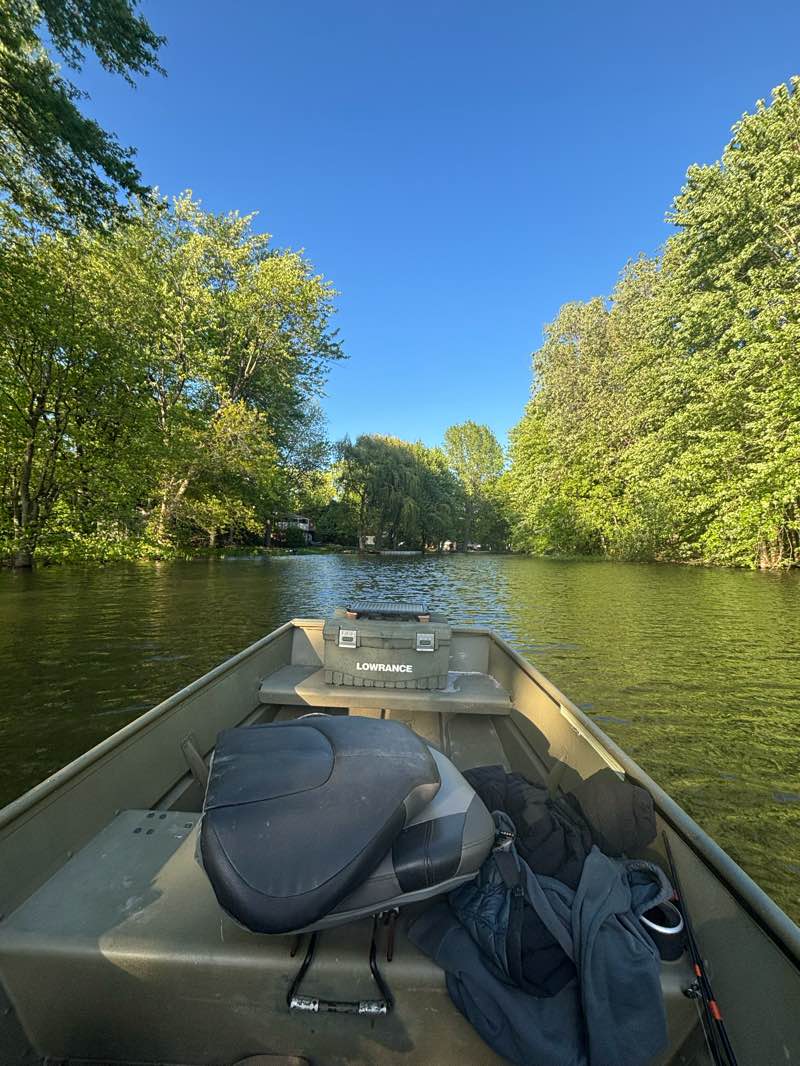 walking near me in Square du Royal 22e Régiment in spring
