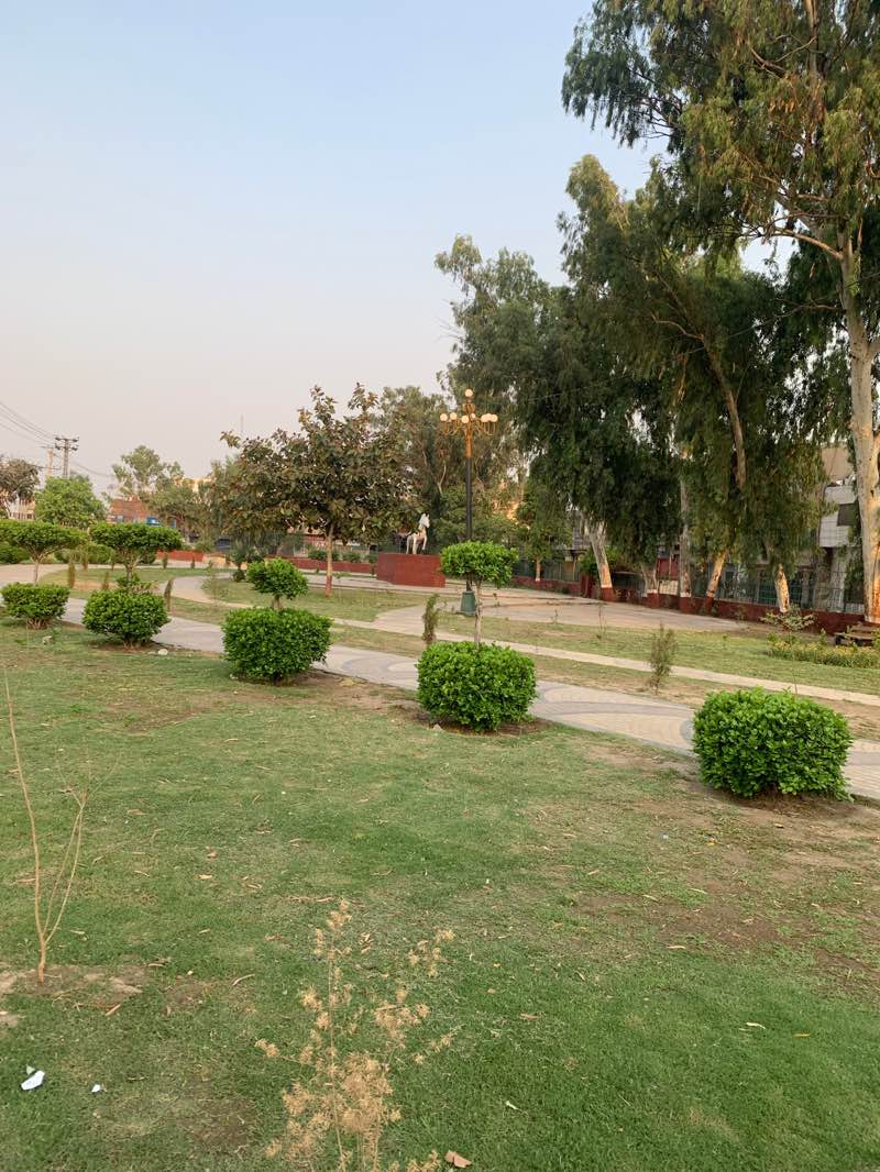 walking near me in Jinnah Park in spring