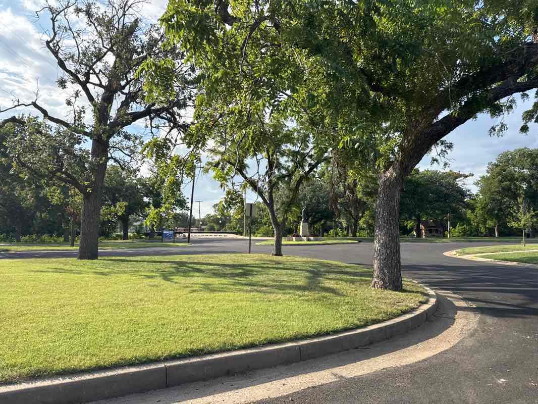walking near me in Oakdale Park in summer