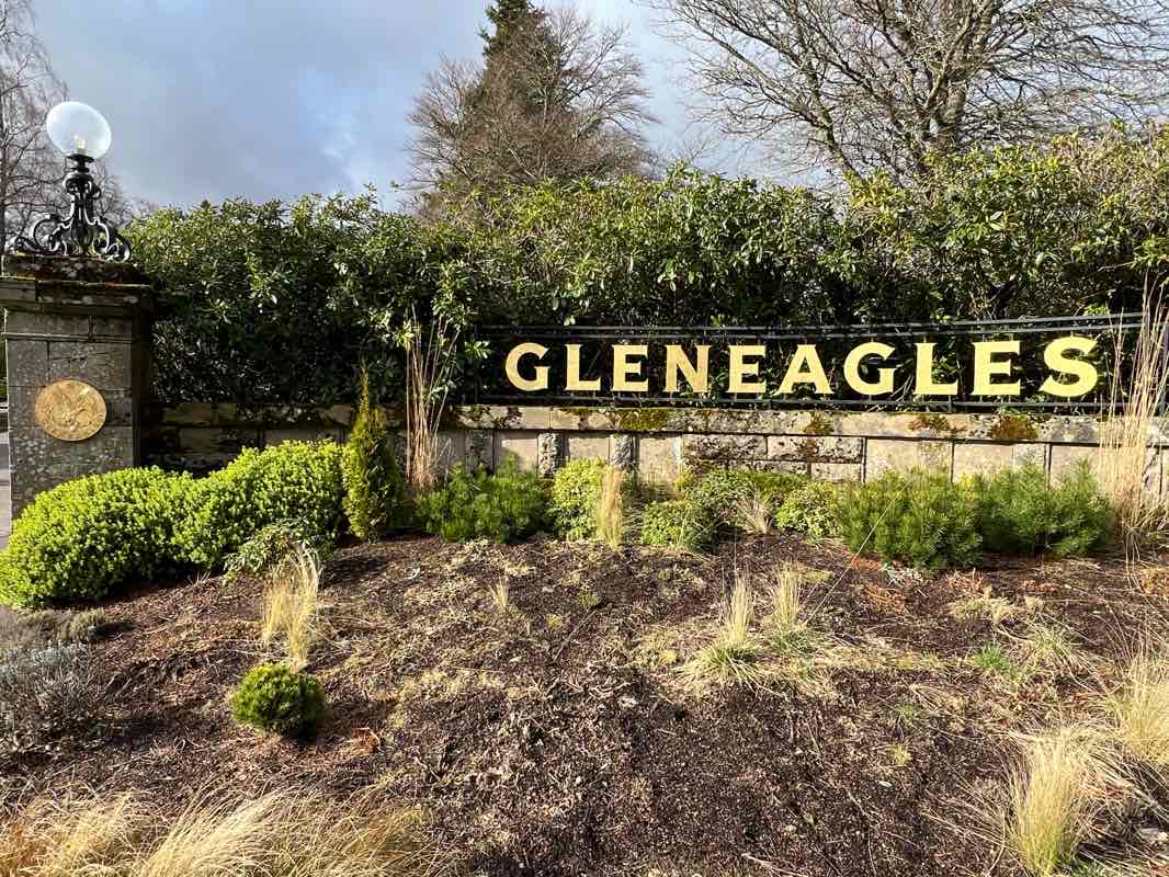 walking near me in Kincardine Park in winter