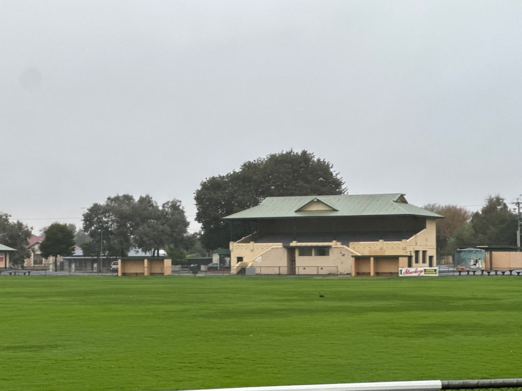 walking near me in Vansittart Park in autumn