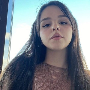 Challot Rose profile