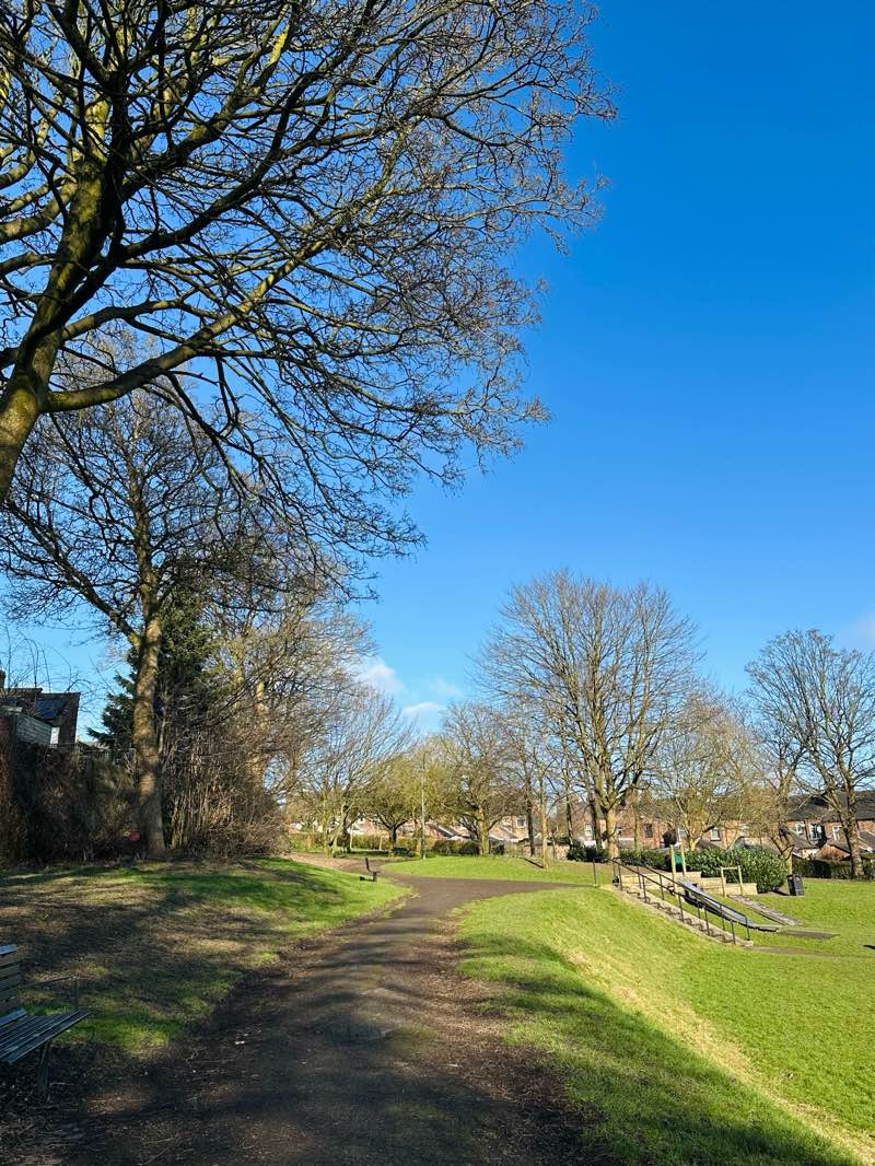 walking near me in Hartshill Park in winter