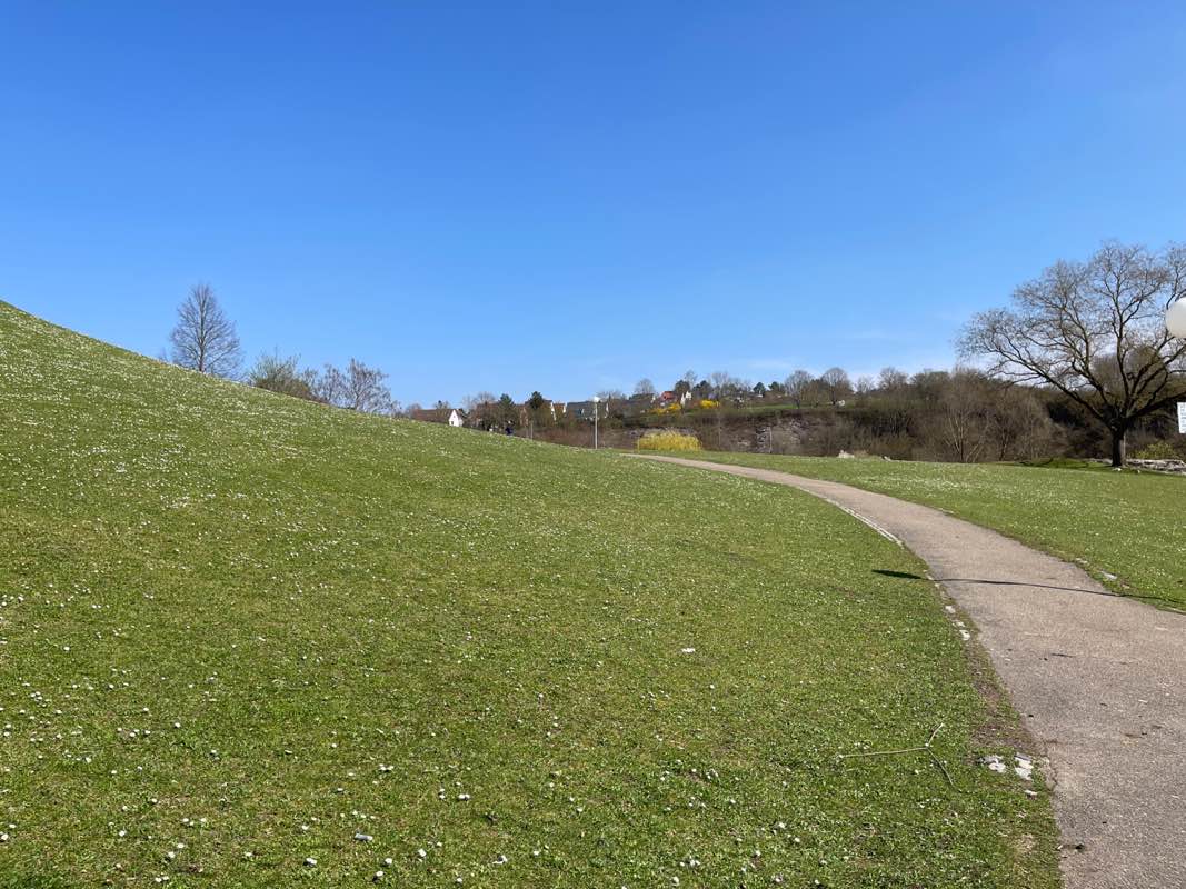 walking near me in Stadtpark in spring
