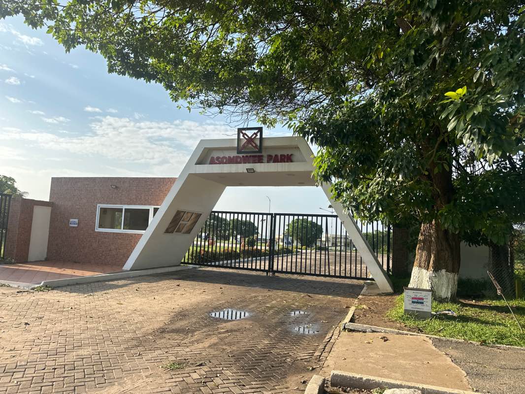 walking near me in Asomdwe Park in autumn