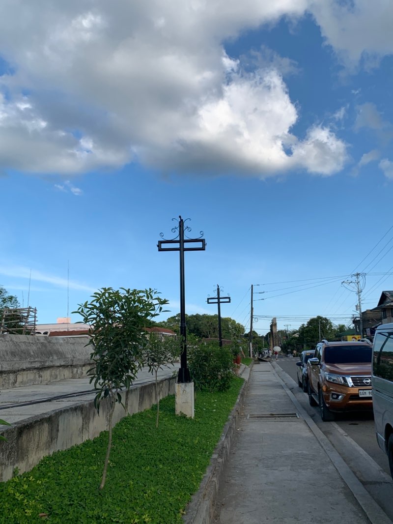 walking near me in Dingle Plaza in spring