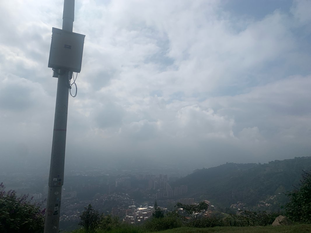 walking near me in Parque La 84 in spring