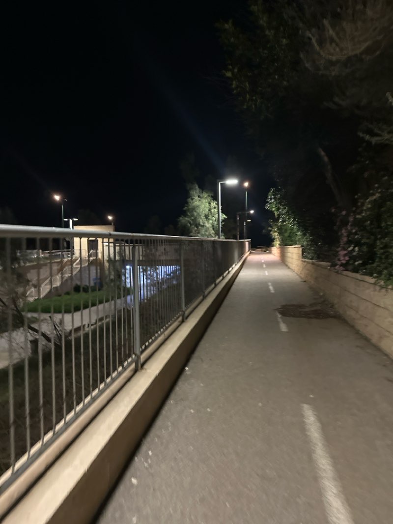 walking near me in הציר הירוק in spring