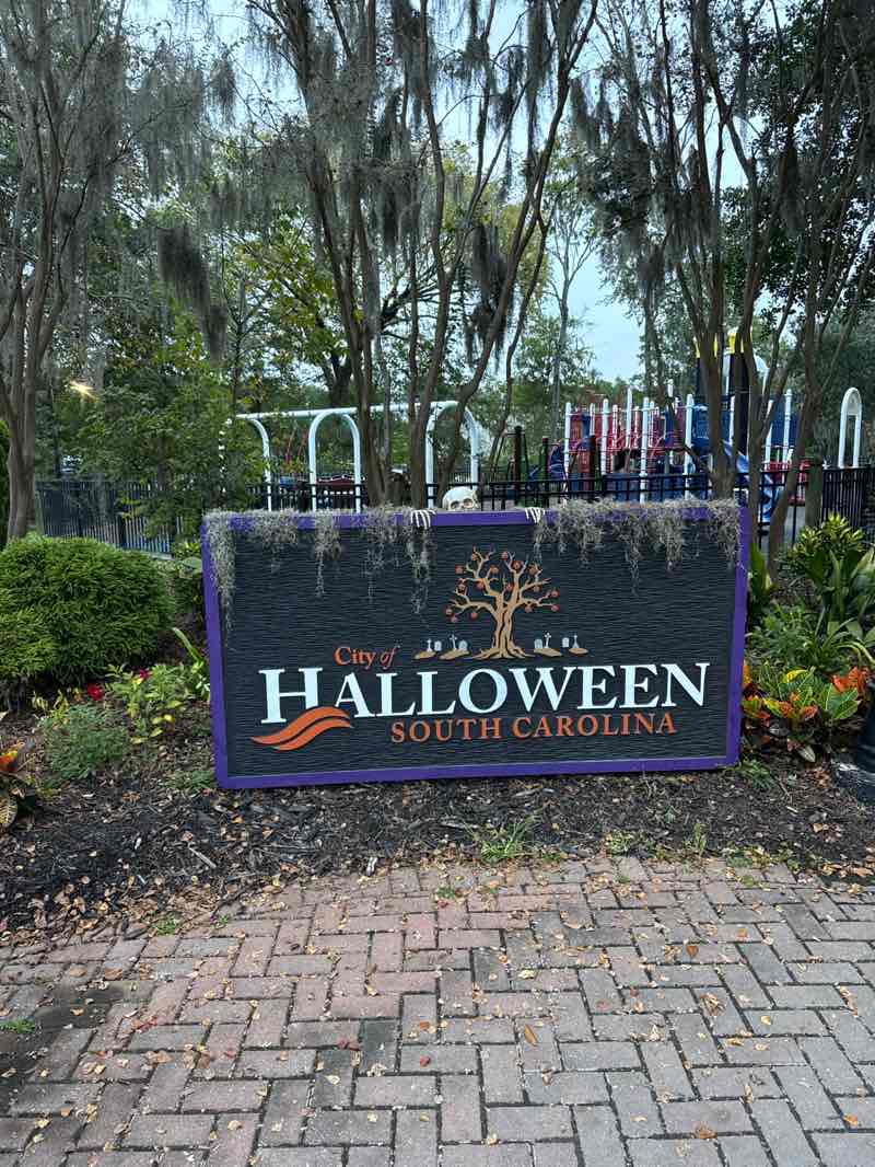 walking near me in Riverwalk Park in autumn