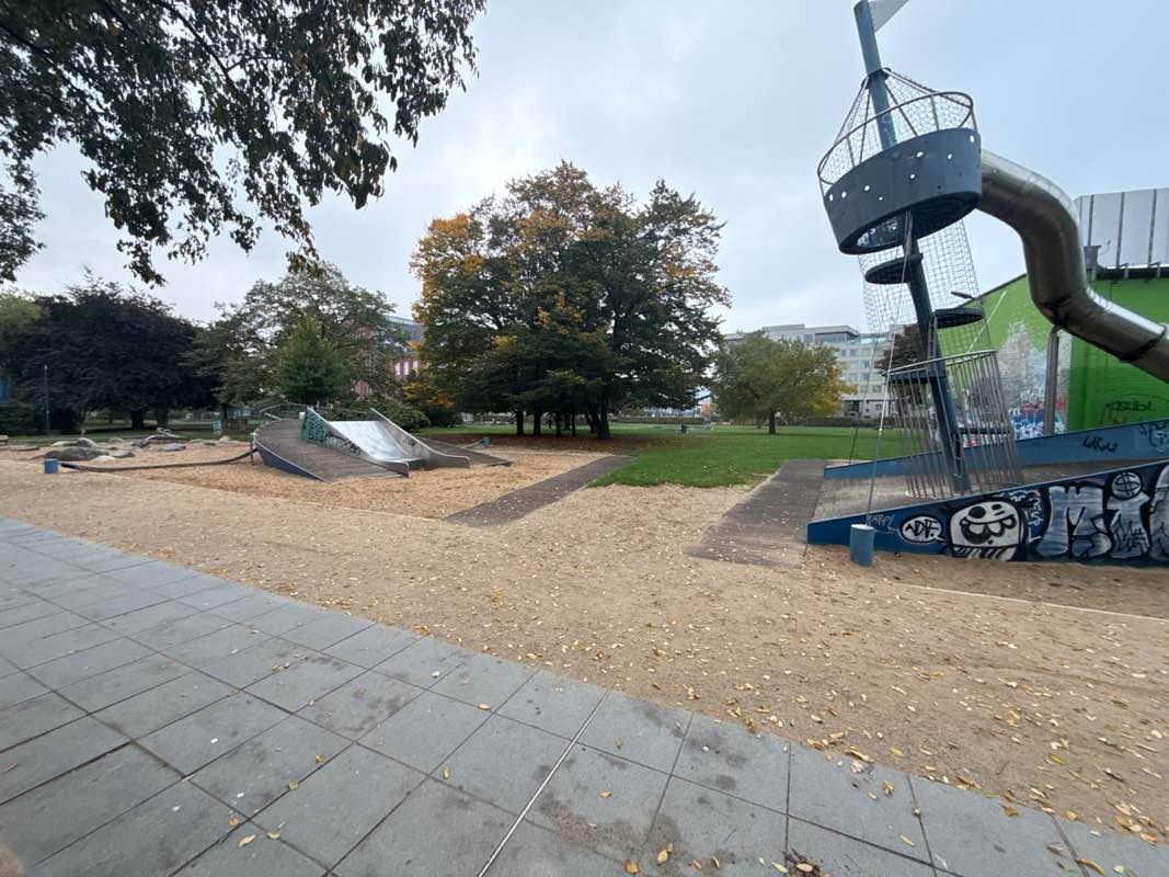 walking near me in Stadtwerkepark in autumn