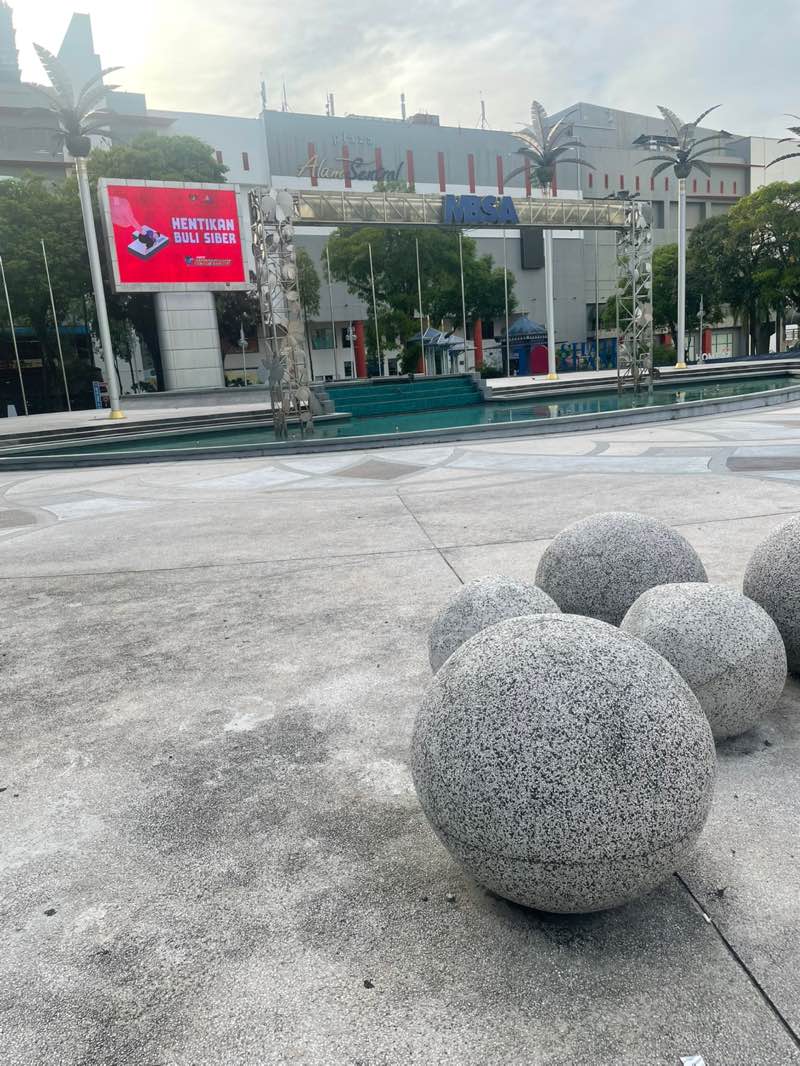 walking near me in Dataran Shah Alam in autumn