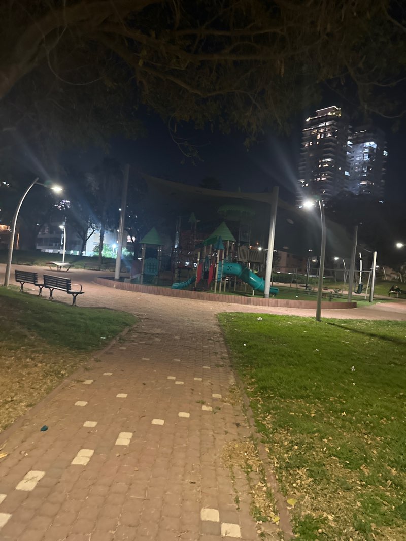 walking near me in גן שער האריות in spring