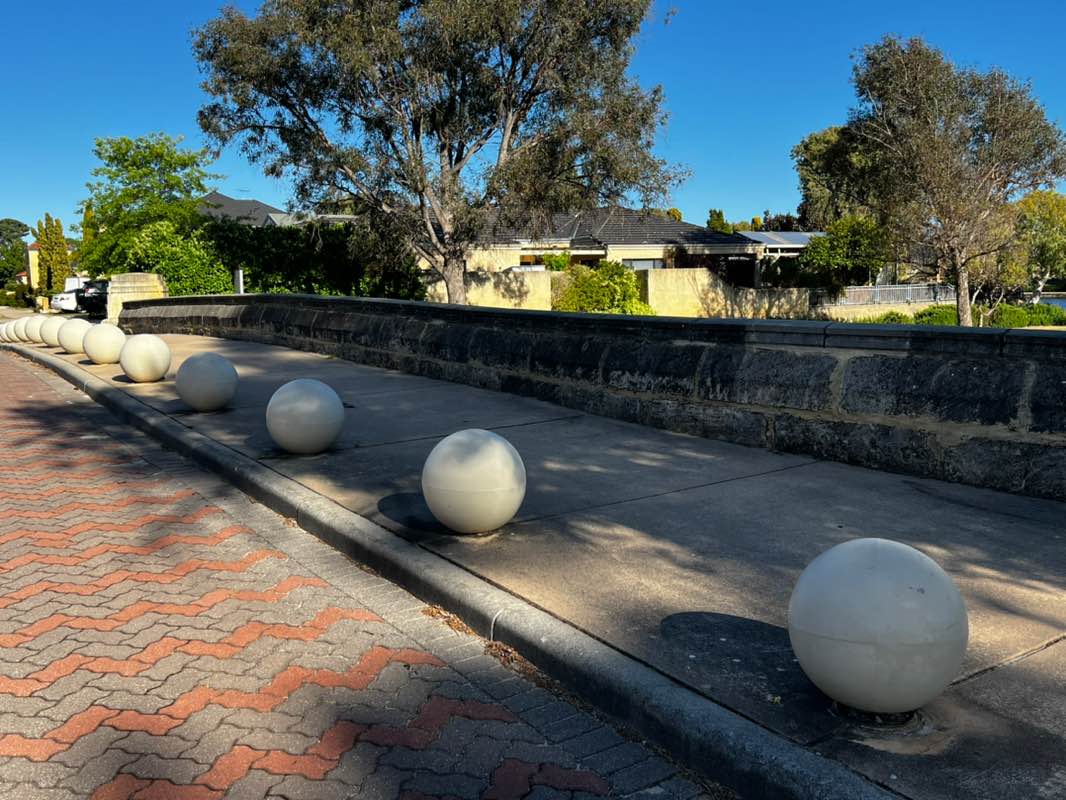 walking near me in Taranto Park in spring