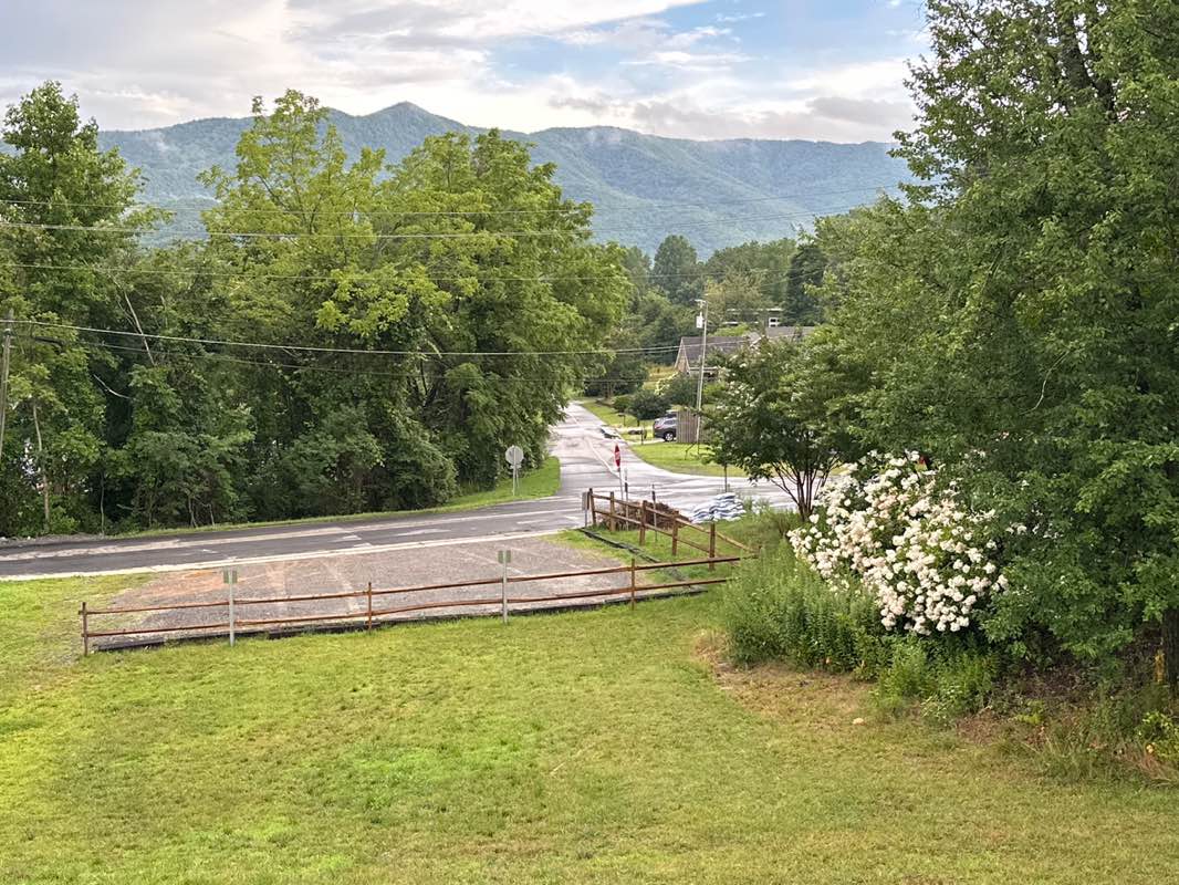 walking near me in Lake Tomahawk Park in autumn