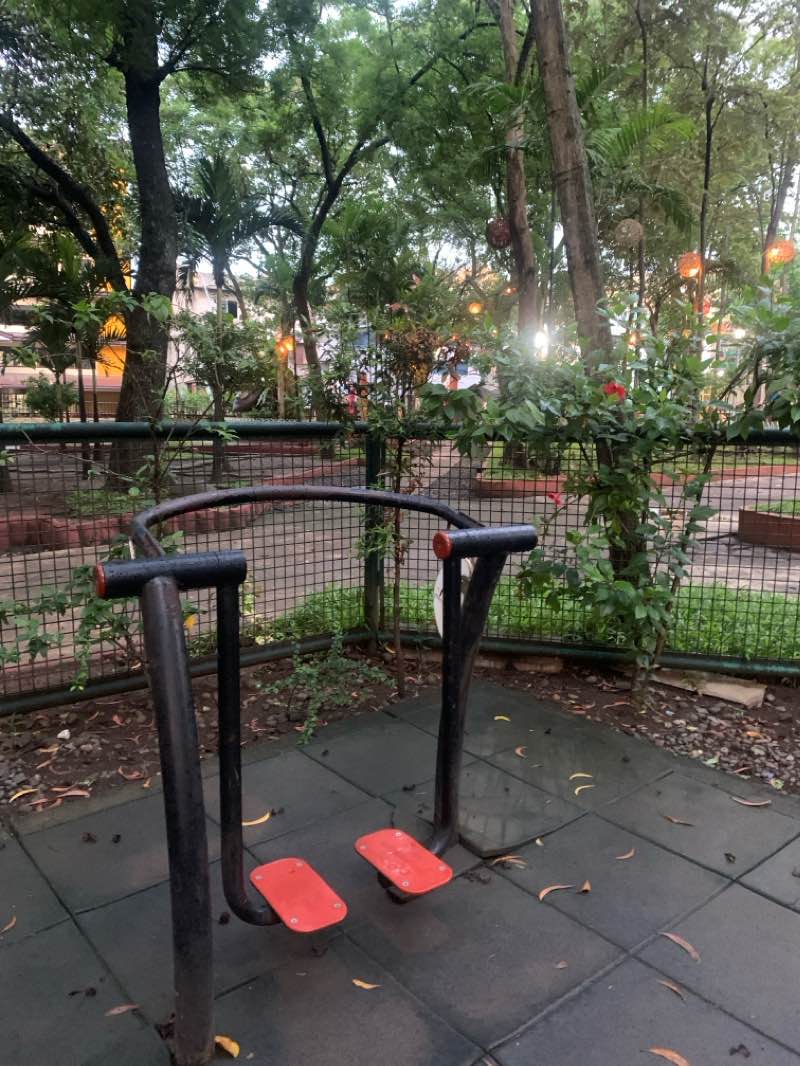 walking near me in Osmeña Park in summer