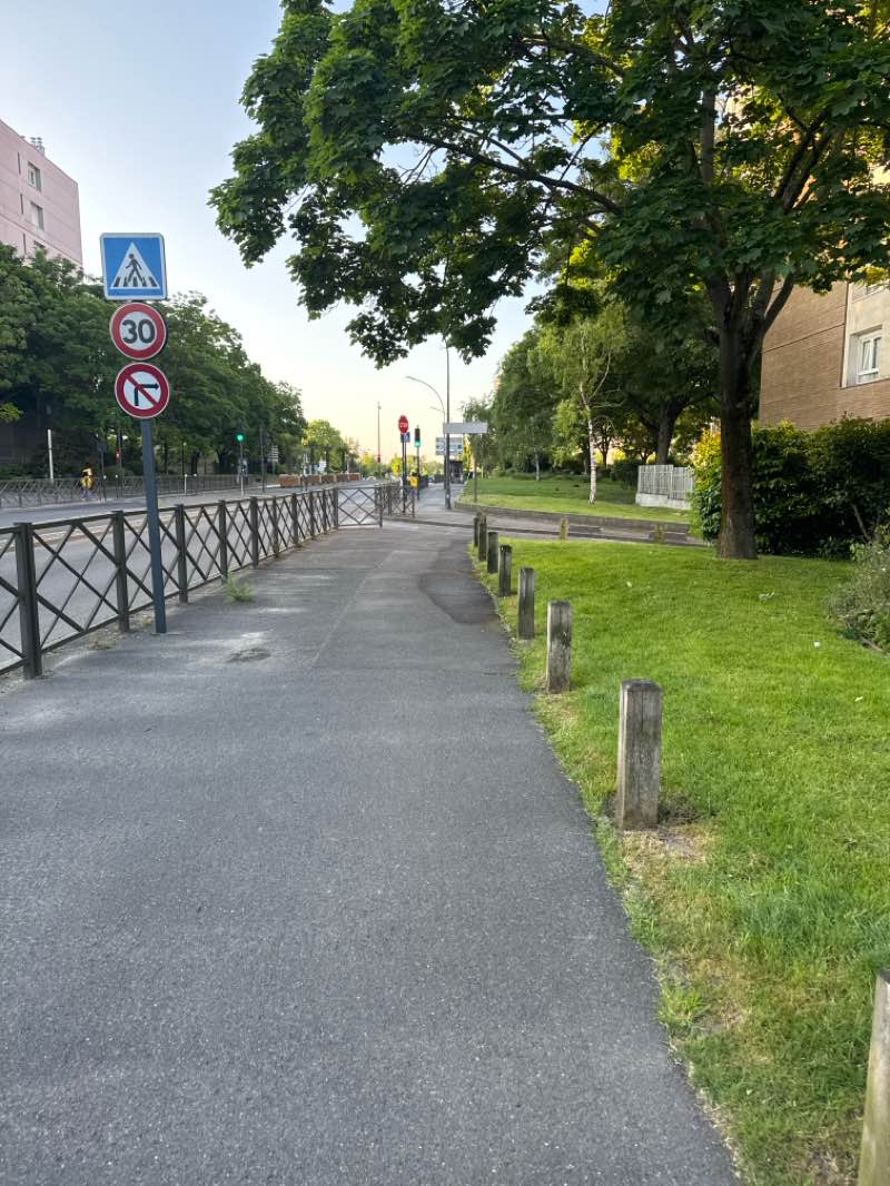 walking near me in Parc du Cérisier in spring