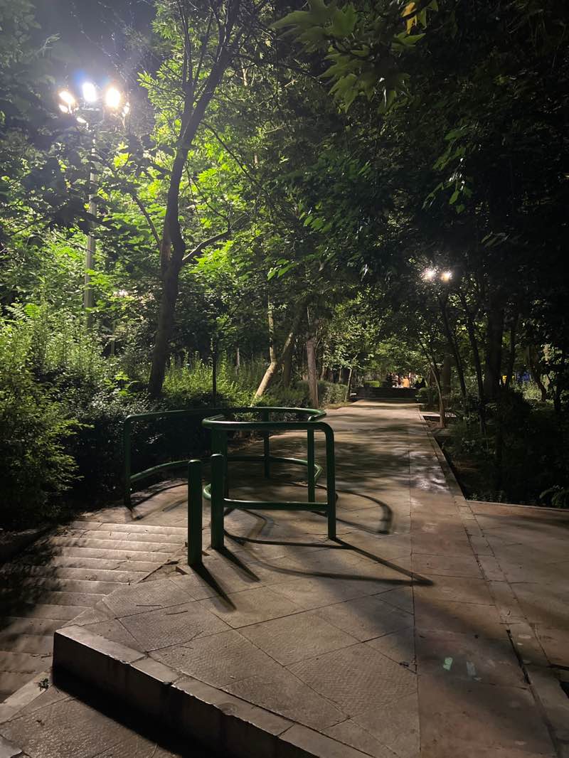 walking near me in Mina Park in summer