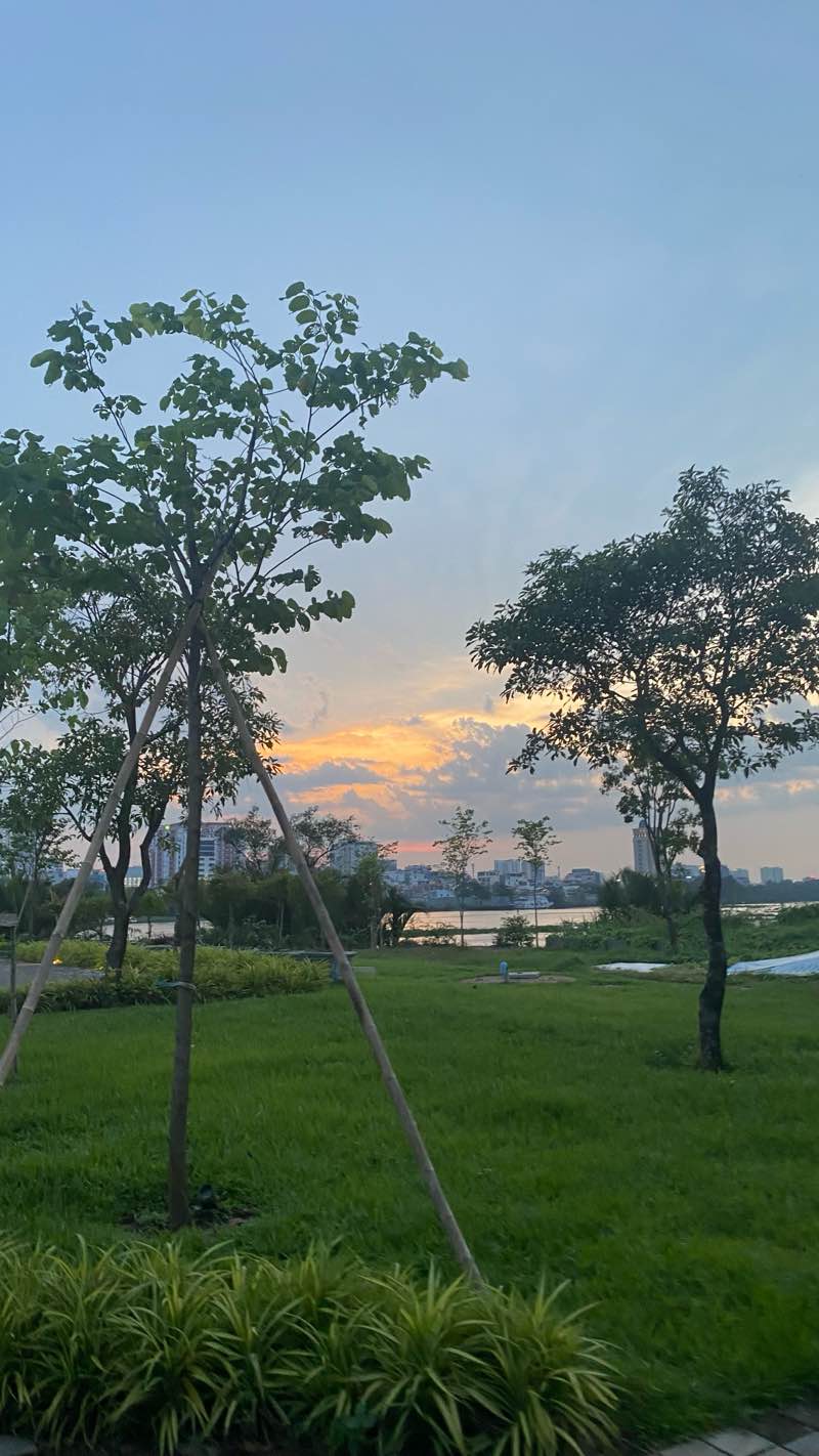 walking near me in Công viên Dạ cầu Sài Gòn in summer