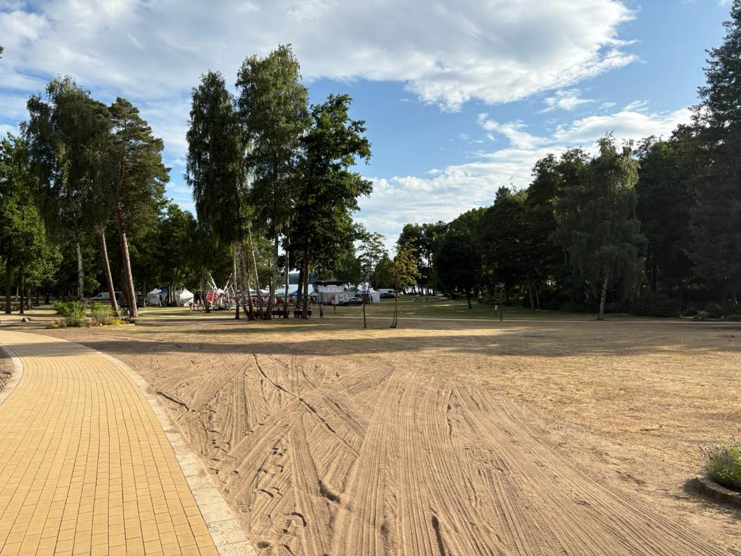 walking near me in Fontane-Literaturpark in summer