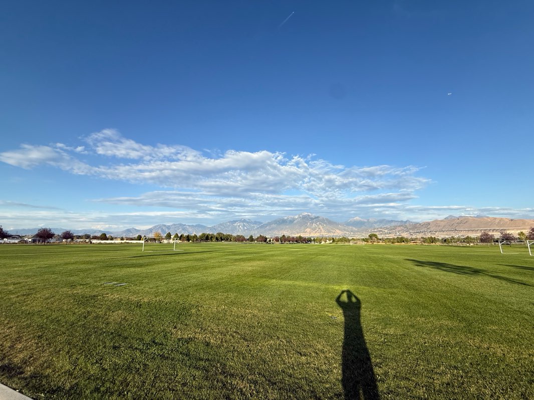 walking near me in Wardle Fields Regional Park in autumn