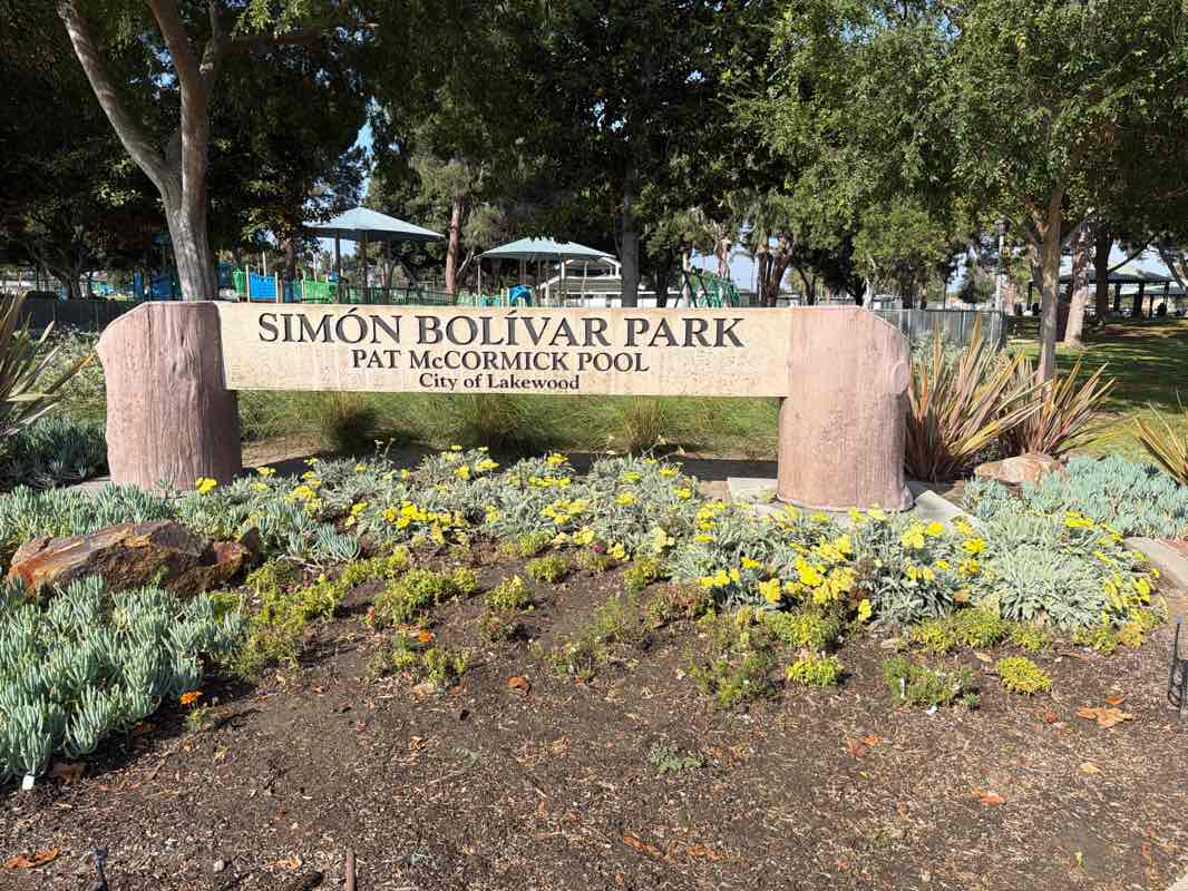 walking near me in Simon Bolivar Park in summer