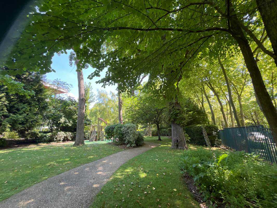 walking near me in Square Philippe de Vogüe in summer