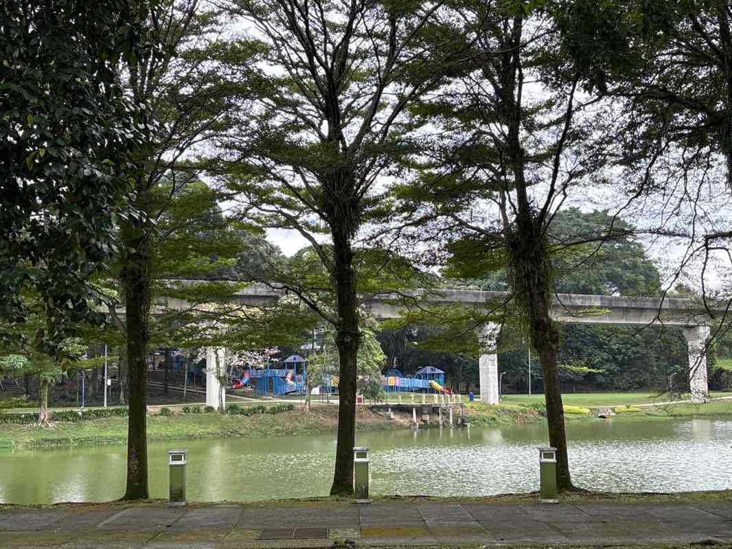 walking near me in Taman Aman in autumn