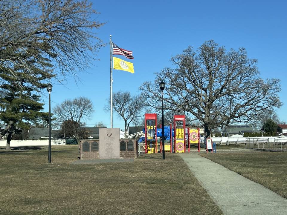 walking near me in Levittown Firefighters Memorial Park in winter