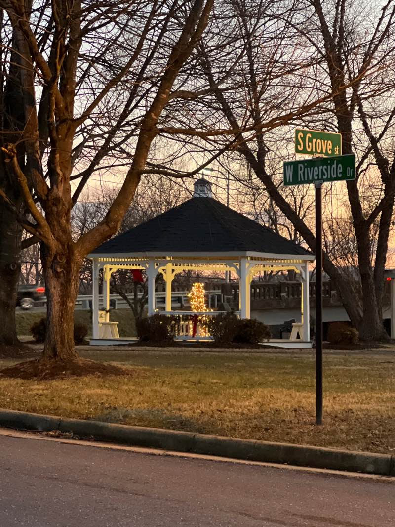 walking near me in Seven Bridges Park in winter