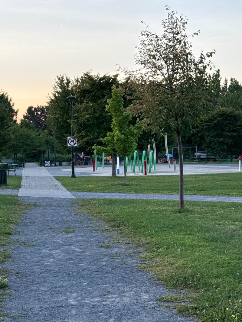 walking near me in Parc Philippe-Laheurte in autumn