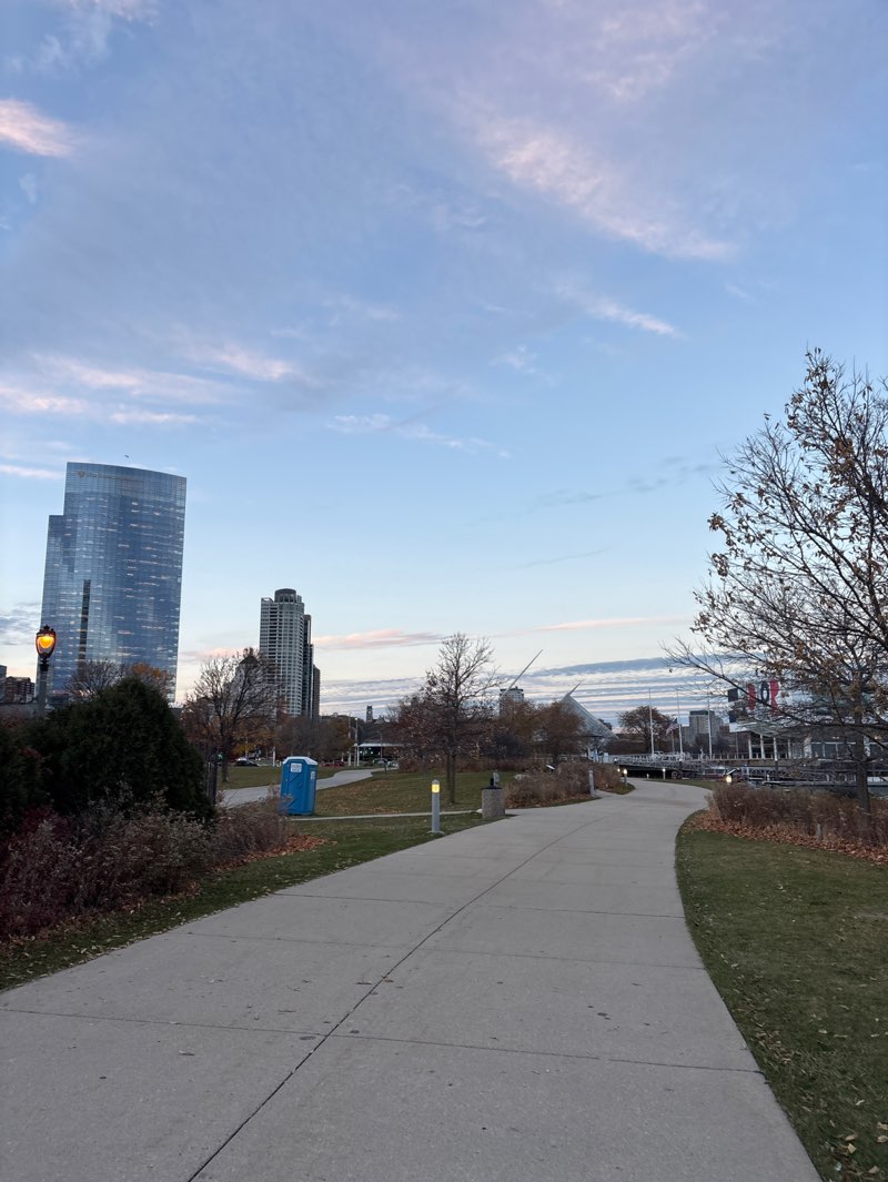 walking near me in Lakeshore State Park in autumn