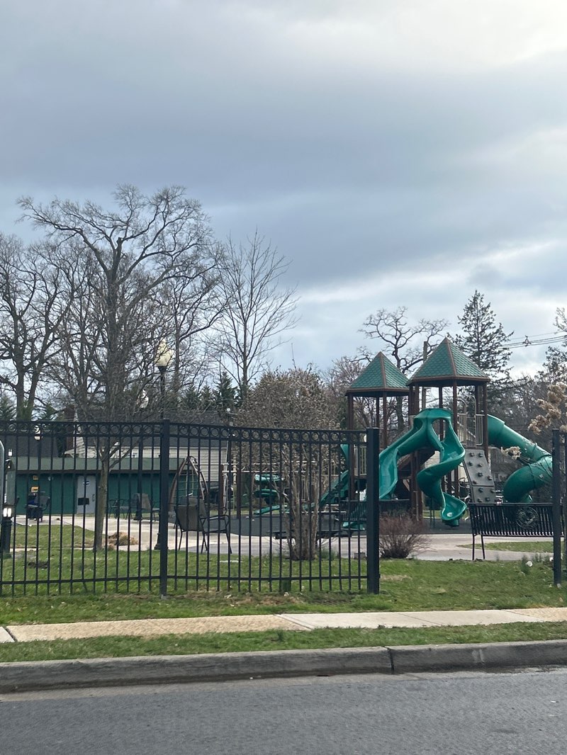 walking near me in Leonard Bud Simmons Park in spring