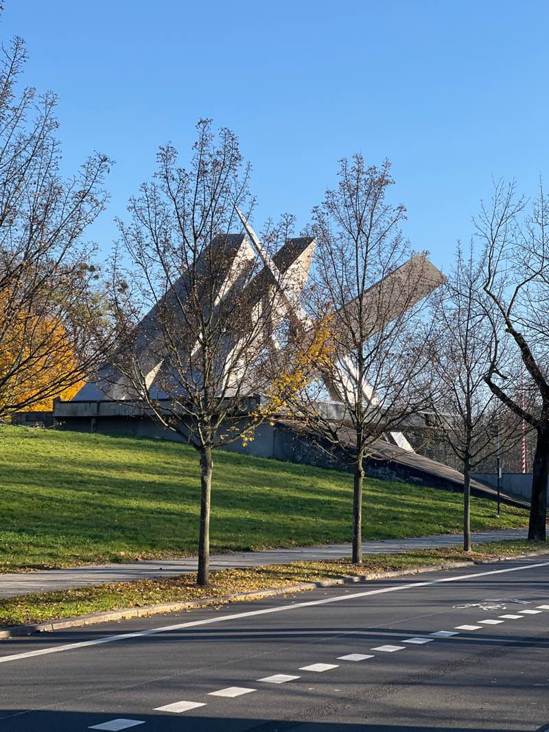 walking near me in Skwer Marii i Lecha Kaczyńskich in autumn